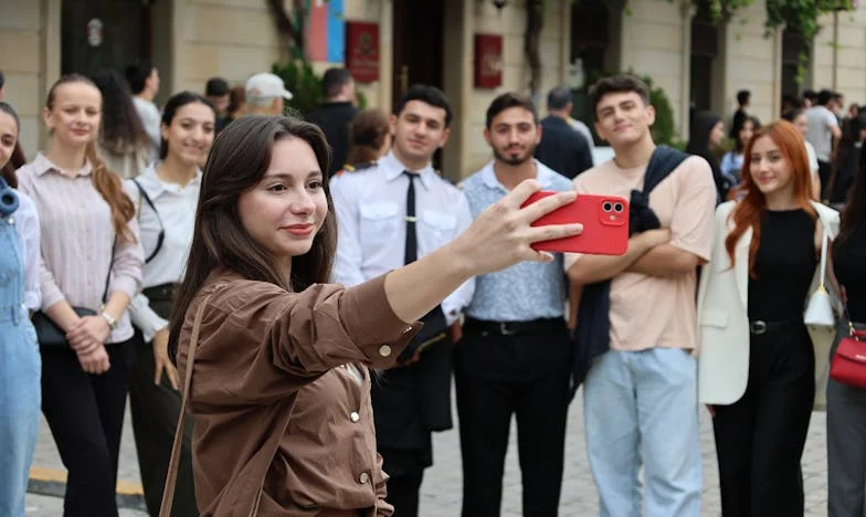 „Băiatul meu nu va fi o slugă în casă!” – Povestea unei familii care s-a destrămat între așteptări și visuri