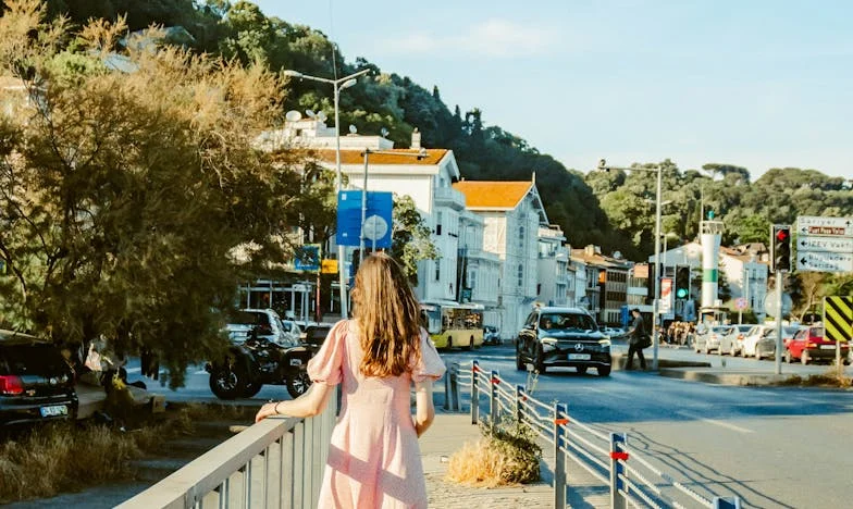 Invitatul Neinvitat la Masă: O Noapte Care Mi-a Schimbat Familia