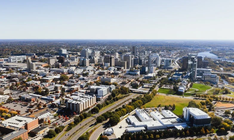 Totul a început cu un ceainic: Povestea mea despre pierdere și regăsire într-o familie românească