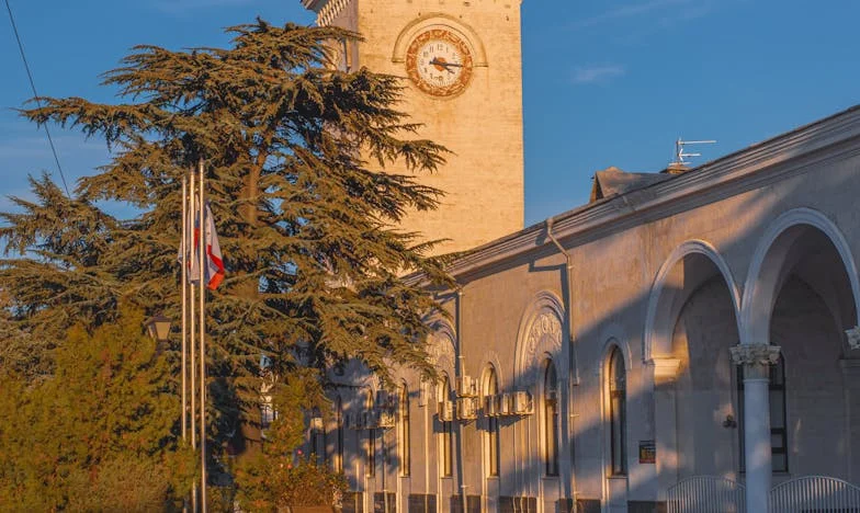 Umbra trecutului la ușa mea