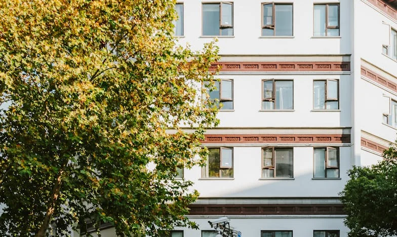 Când acasă nu mai e acasă: Fuga mea în noaptea furtunii și trădarea celor dragi