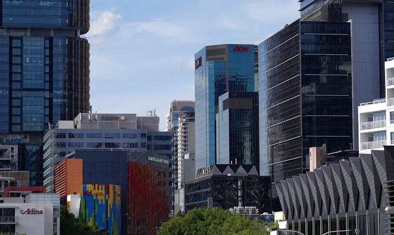 Între două case: Când soacra decide în locul nostru