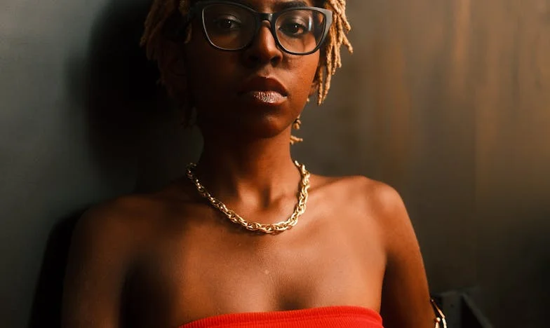 Între tăcere și explozie: Povara unei surori mereu prezente