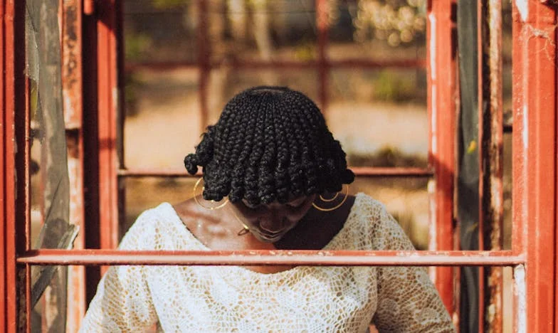 „Mamă, încă n-ai șters praful!” – Povestea Jasnei care s-a uitat pe sine