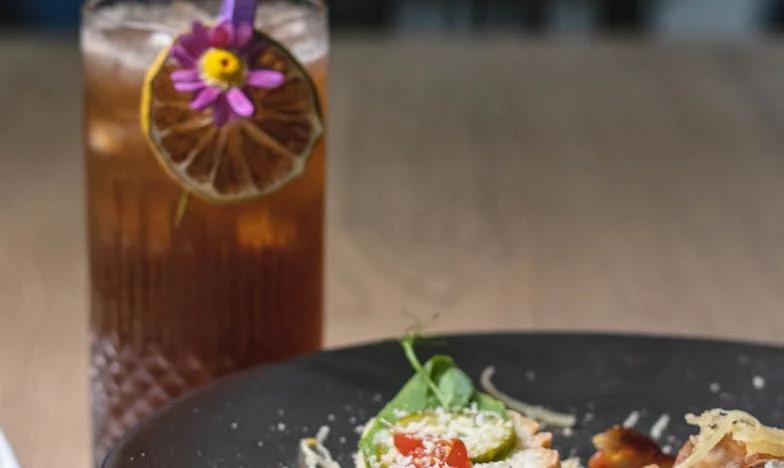 Niciodată destul de bună pentru familia lui Radu: Povestea unei iubiri printre prejudecăți