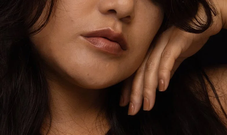 O ciorbă pe masă și uși închise: Povestea unei familii din București