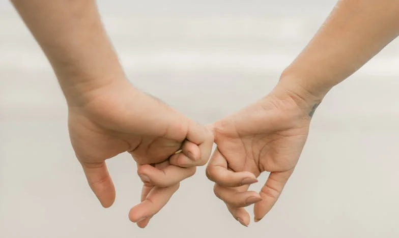 Oglinda spartă: Povestea Milenei despre trădare și regăsire