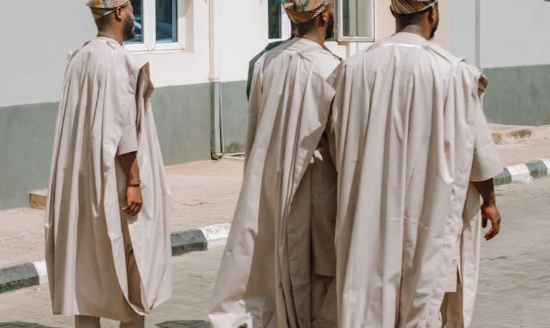 Răni ascunse sub petale de trandafiri