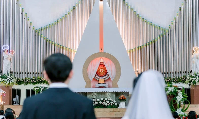 Când mama sună la cinci dimineața – Povestea unei iubiri încercate de control și alegeri grele