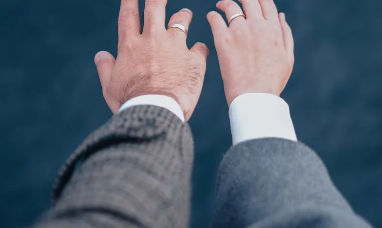 Cinci ani am fost stâlpul casei noastre. Azi, pentru prima dată, i-am cerut lui Radu ajutor financiar. Ce am văzut în ochii lui m-a sfâșiat.