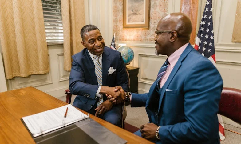 „Dă jos rochia, nu ți se potrivește!” – Povestea unei nurori între două lumi