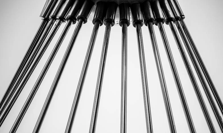 „Dacă nu poți ține ordine, fă-ți bagajele” – Povestea mea despre obsesia soțului care ne-a destrămat familia