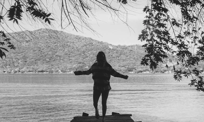 Între două focuri: Povestea unei fiice prinse între mama ei și soțul care nu poate ierta