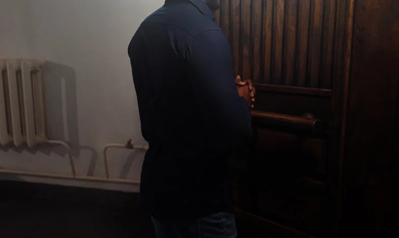 Între două lumi: Povestea unei vinovății tăcute