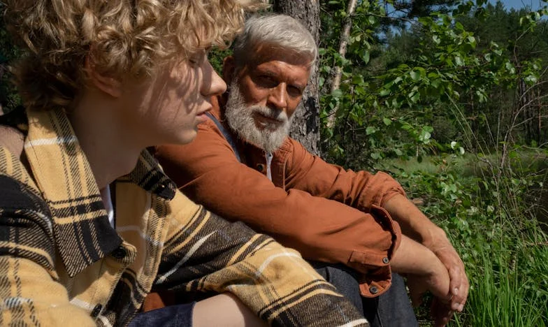 Între două uși: Povara compromisului într-o familie românească