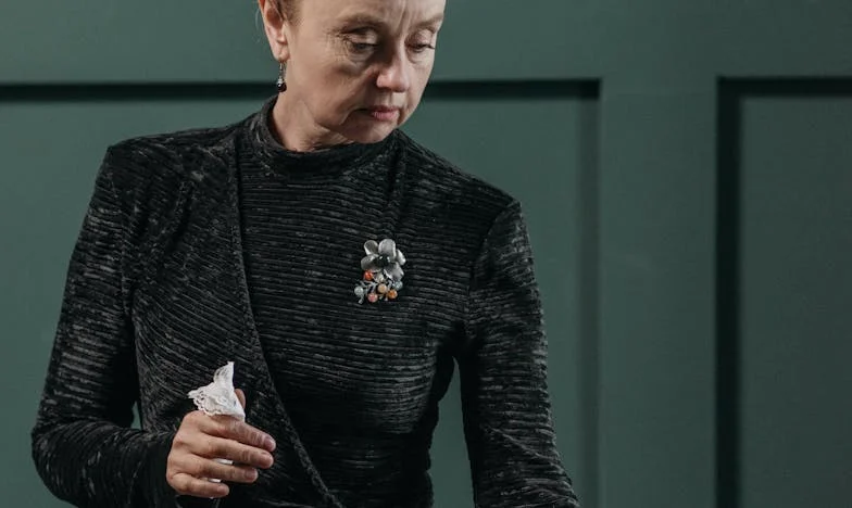 Între Fier și Sânge: Povestea Unei Familii Frânte