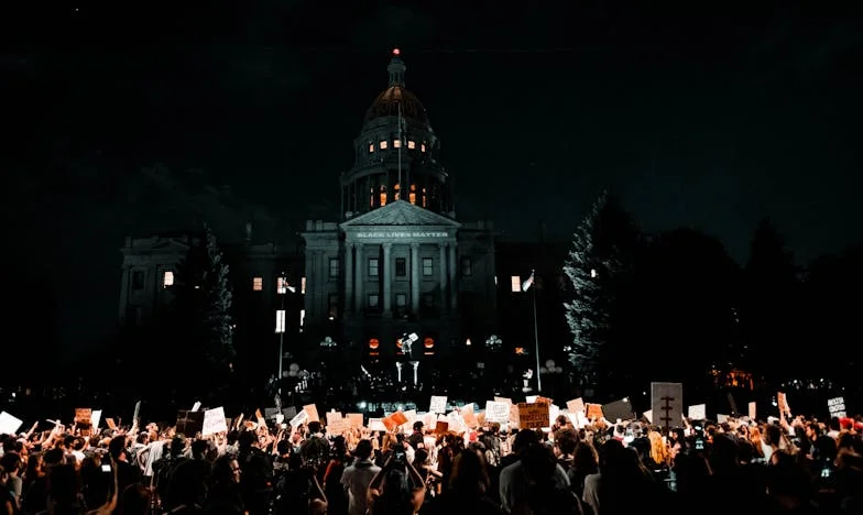 Între patru pereți: Viața cu familia soțului după moartea soacrei