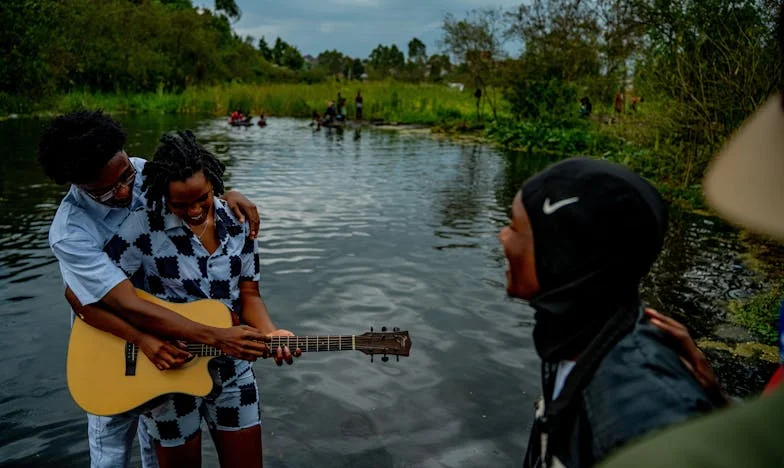 „Mergeți înainte, eu vă ajung din urmă” – Povestea unei mame între trădare și renaștere