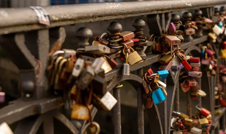 Niciodată Destul de Bună: Povestea Mea despre Dragoste, Familie și Așteptări