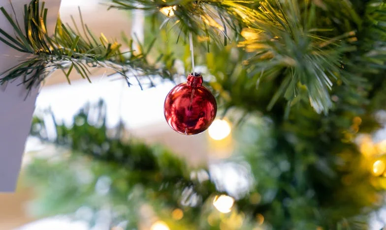 „Nu sunt bonă gratuită doar pentru că sunt în concediu de maternitate!” – Când familia se întoarce împotriva ta