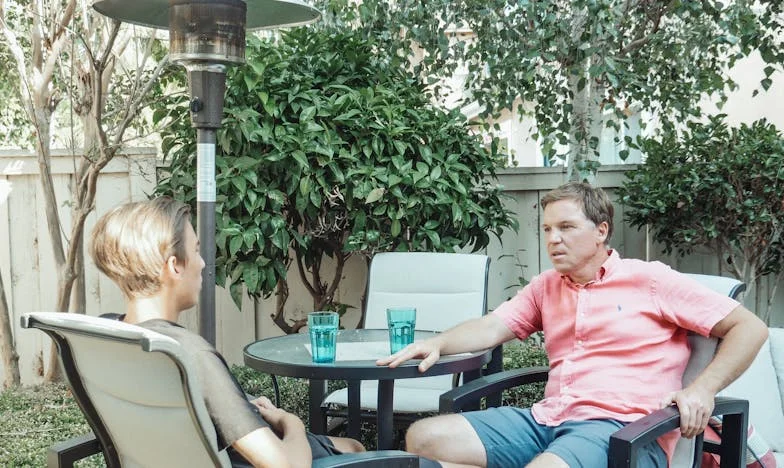 Paharele curate și sufletele murdare: Povestea unei nurori în război cu soacra