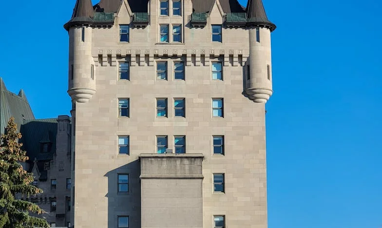 Singurătate printre blocuri: Povestea unei vieți independente în București