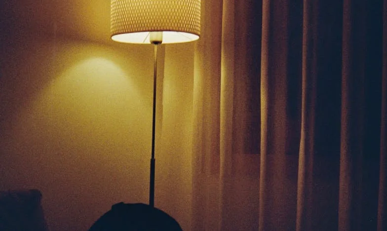 Sub același acoperiș: Povestea unei iubiri încercate de familie