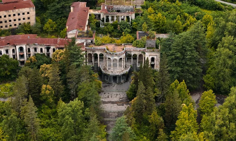 Am plătit cu copilăria pentru siguranța pe care mama nu a găsit-o niciodată