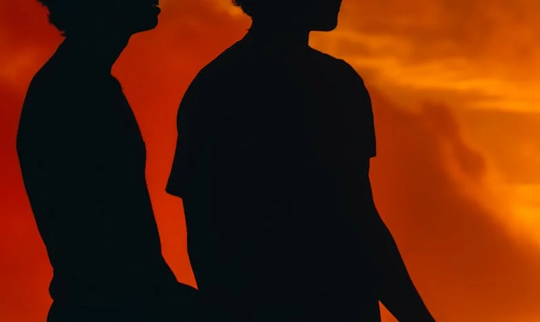 Am ridicat telefonul prietenei mele și am auzit vocea soțului meu – ziua care mi-a schimbat viața