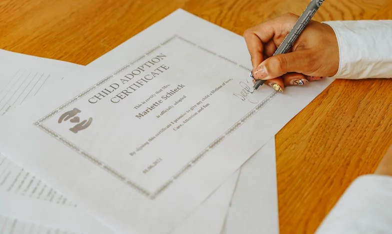 Am trăit 16 ani lângă mama mea biologică fără să știu. Povestea unei descoperiri care mi-a schimbat viața