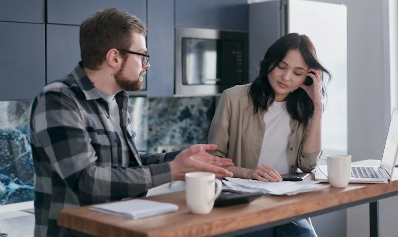 „Am vrut doar să o protejez. Ea m-a respins. Acum se întoarce – cu durere în ochi”