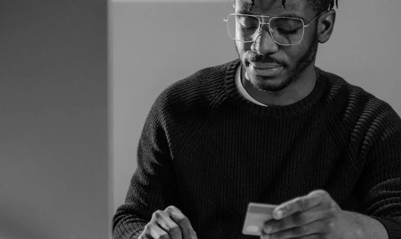 Băiatul cu flori furate și paznicul cimitirului: O poveste despre pierdere, iertare și frumusețea vieții