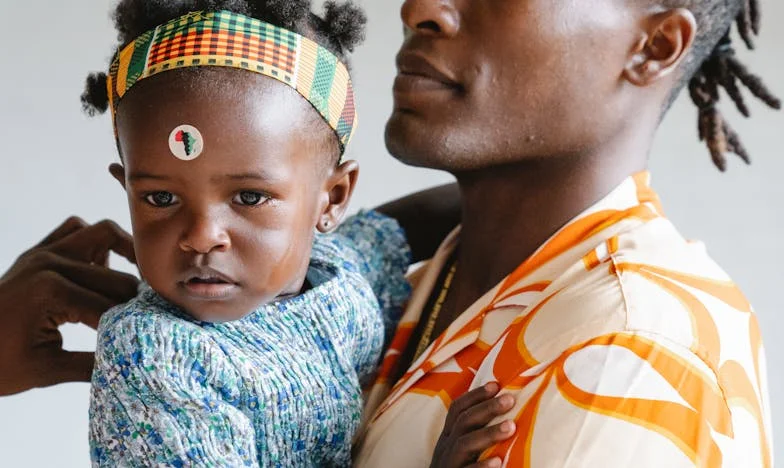 Când fiul meu de trei ani a deschis ușa poliției: Povestea unei evadări din iadul domestic