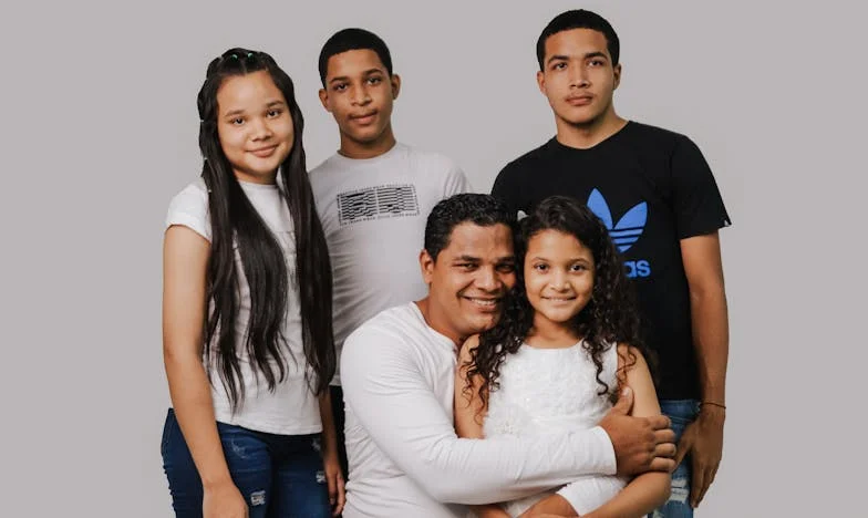 Când fiul meu și nora s-au mutat lângă mine, am crezut că visul meu devine realitate – dar apoi am descoperit adevărata ei față