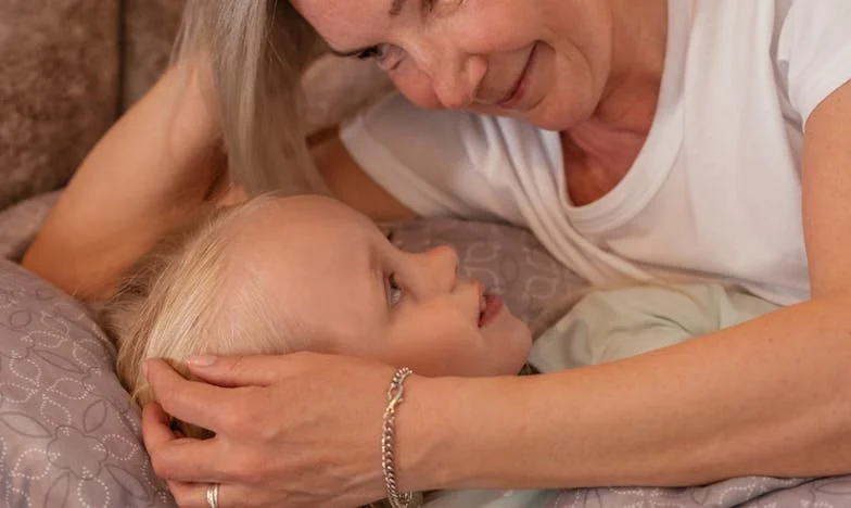 „Când vei ieși la pensie, voi rămâne cu tine” – Povestea unei bunici și a nepotului său din România