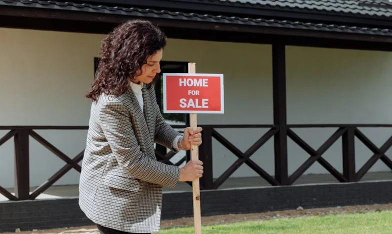 Dincolo de Ușa Închisă: Povestea Mea în Umbra Banilor Soțului