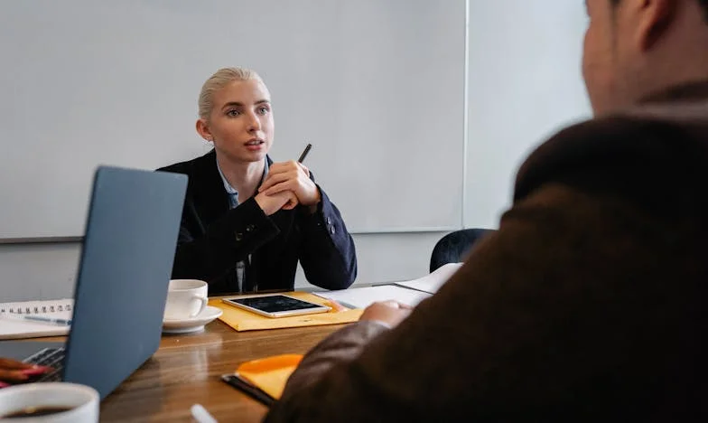 Gustul amar al victoriei: Cum m-a schimbat trădarea de la birou