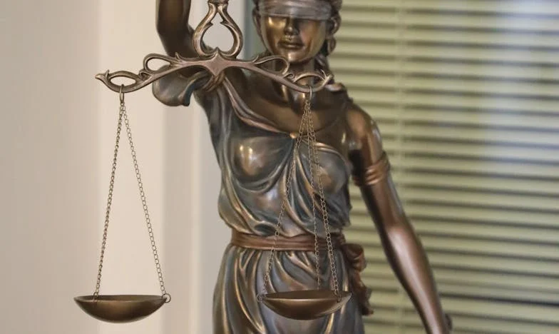 Juriul nevăzut: Cum o rochie mi-a schimbat viața la o masă de familie