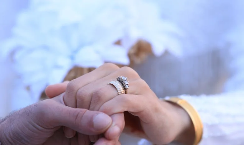 M-am întors acasă după 40 de ani și l-am găsit pe el, băiatul care mi-a frânt inima, pe aceeași bancă de lângă școală