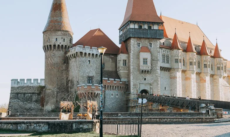 „Nu mai pot, mamă! De ce nu mă vezi?” – Povestea unei fiice care luptă pentru acceptare