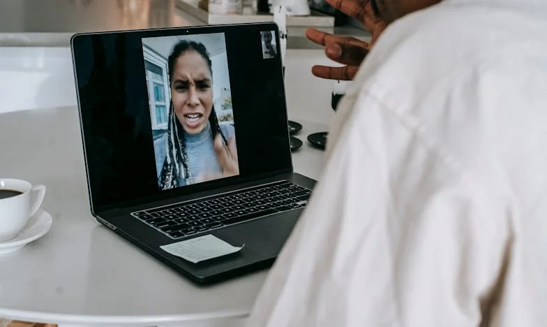 „Nu sunt invizibilă!” – Povestea unei surori mai mari într-o familie cu gemeni