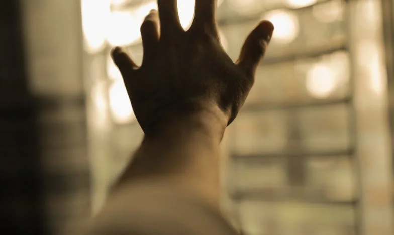 „Nu țipa la mama!” – Lupta mea pentru libertate în umbra violenței domestice