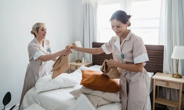 Soneria sună. Deschid ușa și-mi găsesc soacra plângând: Am aflat că amanta i-a jefuit