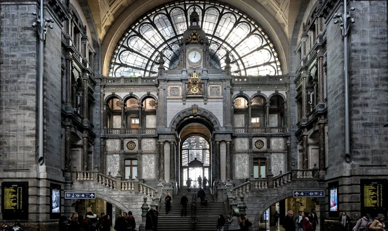 Soțul meu a adus amanta la căsuța noastră de la lac. Dar nu știa că îl aștept acolo... împreună cu soțul ei.