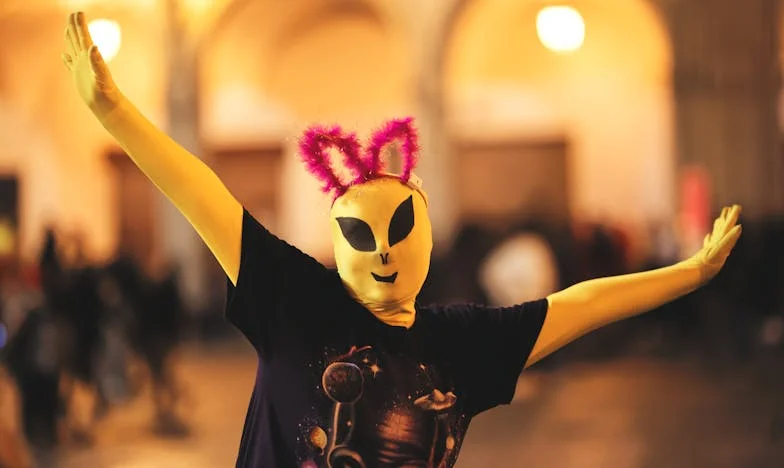 Sub Același Acoperiș: Povestea Lăcomiei, Familiei și Iertării