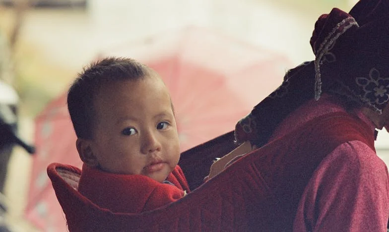 Zece fiice și o mamă în umbra așteptărilor: Povestea mea dintr-un sat românesc