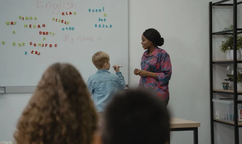 Am crescut între economii și dorințe: Povestea unei copilării sacrificate pentru siguranță