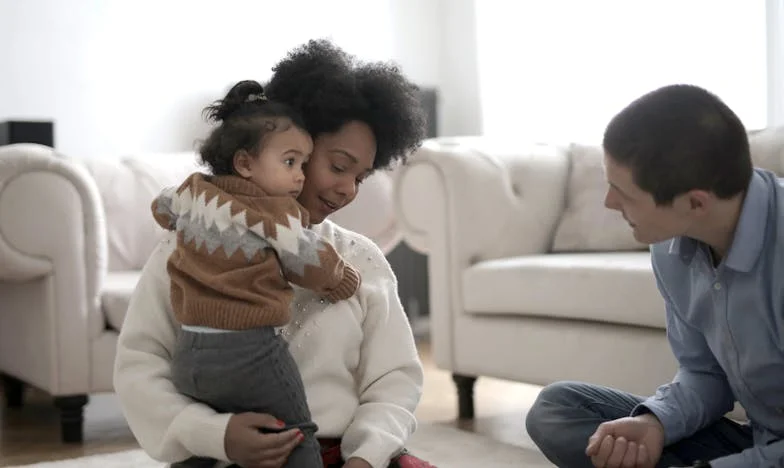 „Am fost mereu doar ‘mătușa cu apartamentul’. Povestea despre cum familia poate răni cel mai tare”