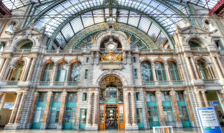 Ar trebui să-mi sacrific fericirea pentru o soră și o mamă care nu vor să lupte? Povestea mea, Irina, prinsă între datorie și visuri