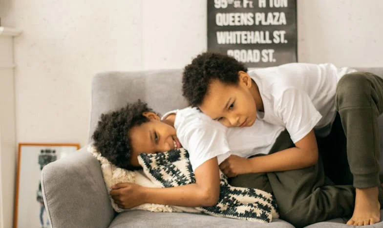 Când trecutul bate la ușă: Povestea primei iubiri și a anilor pierduți